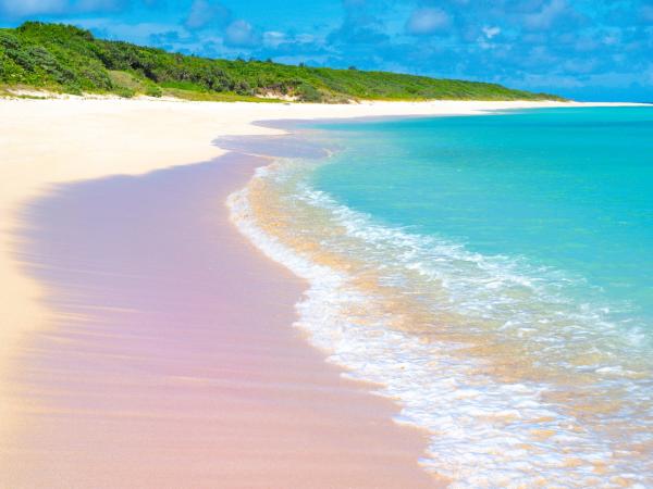 沖繩離島夢幻彩虹沙灘 Tiffany Blue海水配紫羅蘭色漸層美如畫