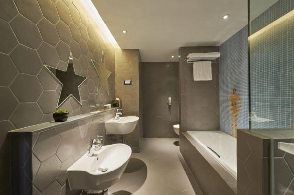 黃金海岸酒店（Hong Kong Gold Coast Hotel）親子主題房Staycation優惠 太空主題客房（連海景露台）主題浴室