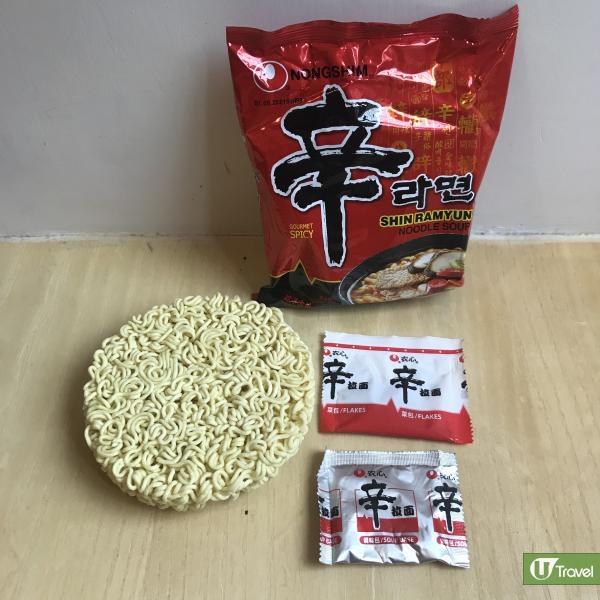 中國製辛辣麵附有調味粉和乾蔬菜各1包。