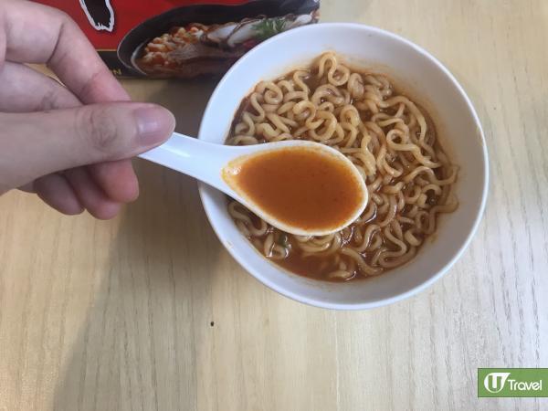 韓國製辛辣麵味道湯分別：湯較紅，食落亦較辣。