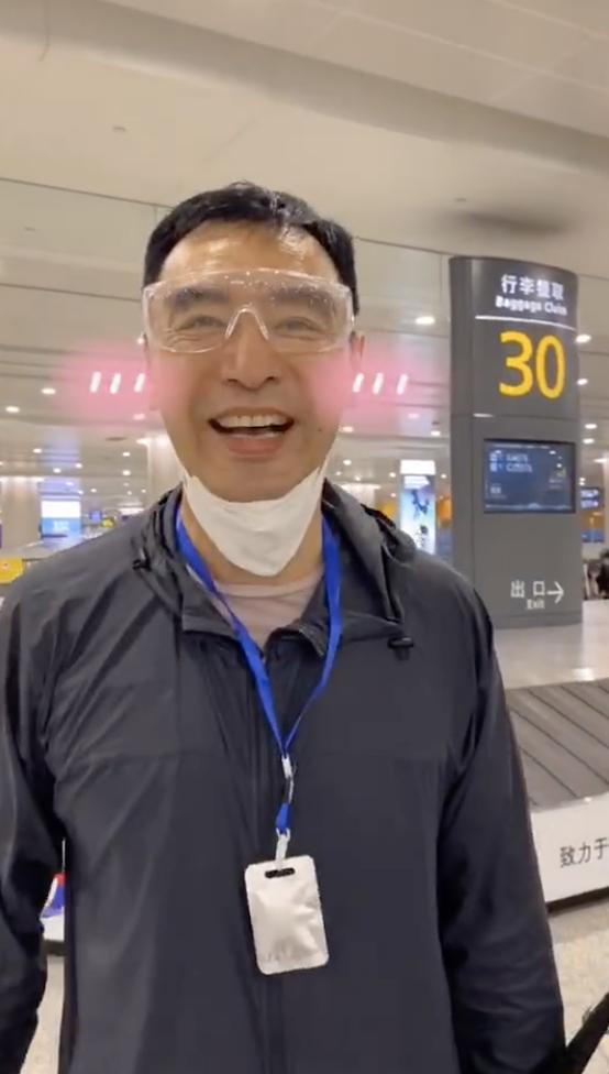 鍾鎮濤全副武裝坐飛機去上海 抵埗拉下口罩：看看回到祖國的笑容