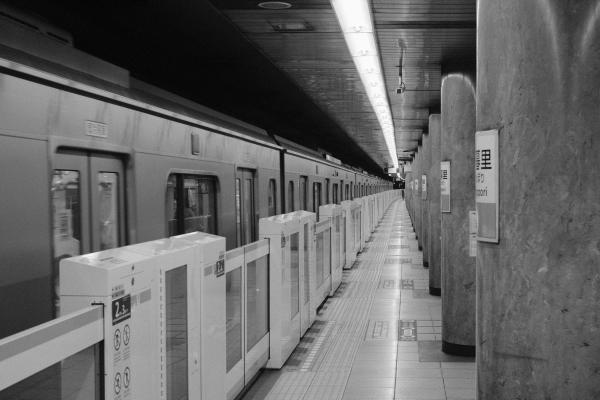 日本瘋傳無人月台靈異照片 拍攝者驚見無頭人影：無修圖！