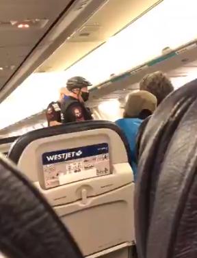 19個月大幼兒上機不肯戴口罩 航班遭取消全機乘客被趕落機　