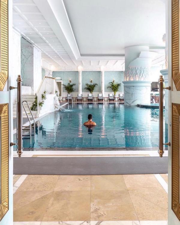 香港5大大熱打卡靚泳池酒店推介 半島酒店 (The Peninsula Hong Kong)  泳池賣點﹕羅馬風格 / 華麗宮廷風