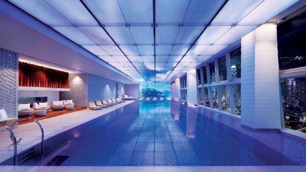 香港5大大熱打卡靚泳池酒店推介 香港麗思卡爾頓酒店 (The Ritz-Carlton, Hong Kong)  泳池賣點﹕118樓高空泳池 / 落地玻璃美景