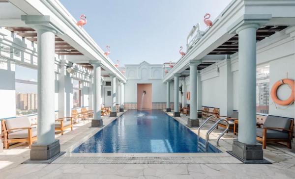 香港5大大熱打卡靚泳池酒店推介 香港逸東酒店 (Eaton HK)  泳池賣點﹕摩洛哥風 / 紅鶴裝飾