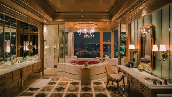 四季酒店 (Four Seasons Hotel Hong Kong) 總統套房 配以圓型浴池的海景雲石浴室