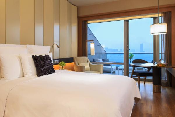 5大擁有露台房酒店Staycation推介 香港萬麗海景酒店 (Renaissance Hong Kong Harbour View Hotel) 露台海港景觀客房 (Patio Harbour Vi