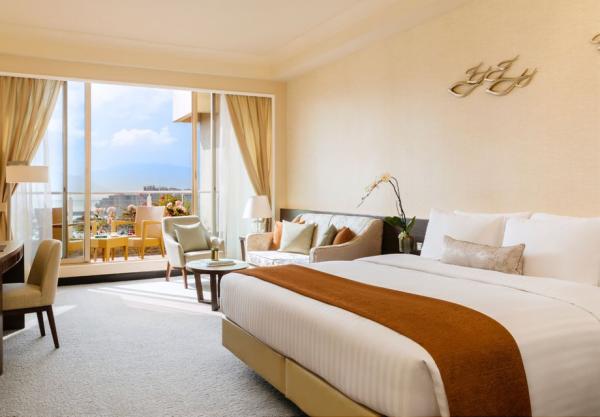 5大擁有露台房酒店Staycation推介 香港黃金海岸酒店 (Gold Coast Hotel) 尊尚海景客房連露台 (Premier Seaview Room with Balcony)
