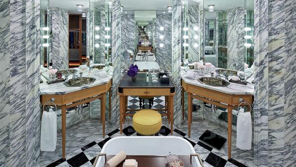 香港瑰麗酒店 (Rosewood Hong Kong) 客房大理石浴室