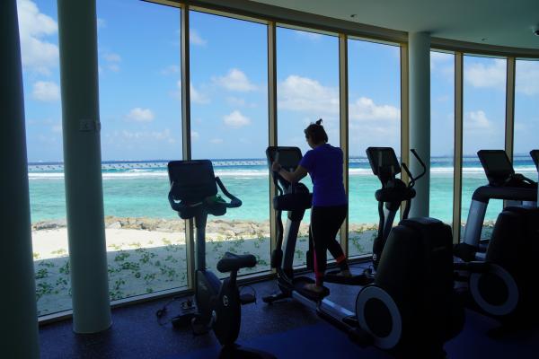 酒店健身室24小時開放，落地玻璃面海做運動格外醒神。