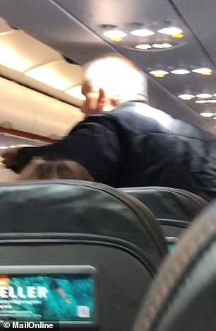 英男機上拒戴口罩反籲乘客除罩 同行妻子看不過眼出手掌摑