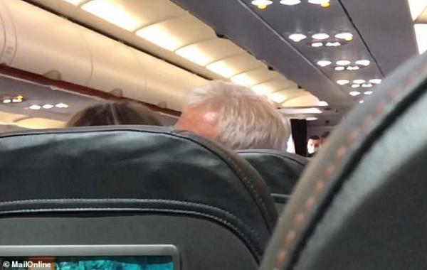 英男機上拒戴口罩反籲乘客除罩 同行妻子看不過眼出手掌摑