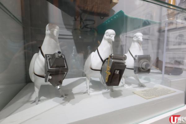 除展出白鴿上的間諜相機，旁邊還會播放其相機運作的紀錄片。