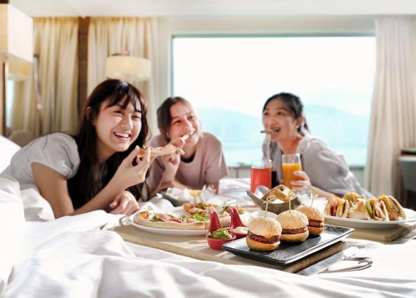 香港海景嘉福洲際酒店 (InterContinental Grand Stanford Hong Kong)  【「友緣相聚」住宿計劃】於房內享用美食拼盤 (3位用)﹕漢堡包﹑雞翼及薯條