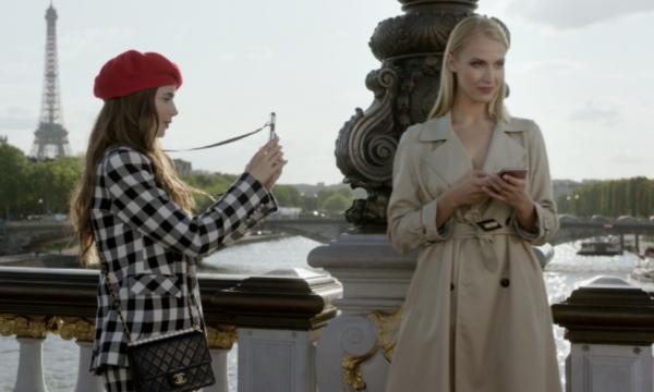 Netflix 確認拍《Emily in Paris》第二季 Emily上司內部信件變驚喜彩蛋