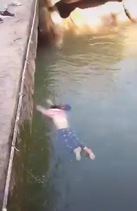 重慶女學生出遊墮河遇溺失知覺 61歲英國總領事跳落水及時救人