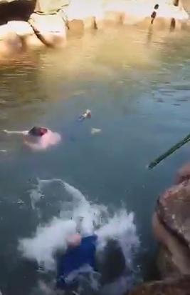 重慶女學生出遊墮河遇溺失知覺 61歲英國總領事跳落水及時救人