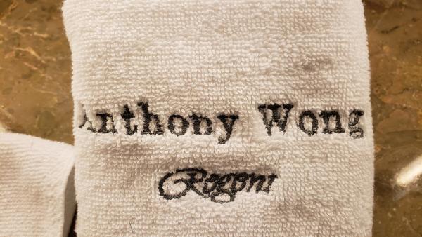 黃秋生大讚台北五星酒店夠細心 浴袍、毛巾特意縫上「Anthony Wong」！