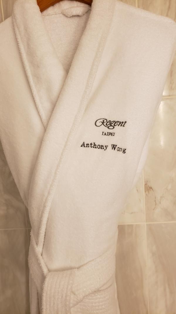 黃秋生大讚台北五星酒店夠細心 浴袍、毛巾特意縫上「Anthony Wong」！