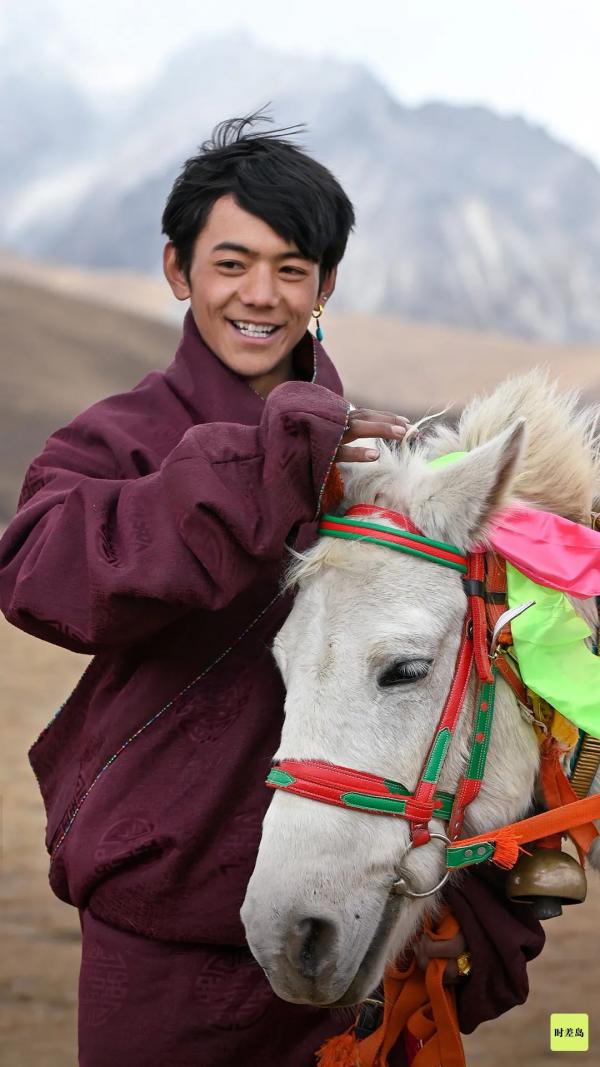 20歲藏族美少年青澀笑容一夜爆紅 拒入娛樂圈留家鄉做旅遊大使