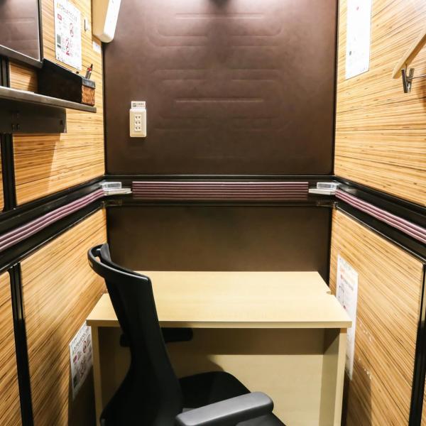 日本新宿膠囊旅館佈翻新轉型 床鋪變工作枱櫈成功吸客