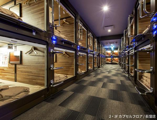 日本新宿膠囊旅館佈翻新轉型 床鋪變工作枱櫈成功吸客