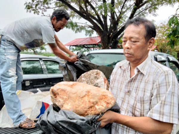 一夜致富估計賺250萬港幣 ！ 泰國漁夫海邊散步發現天價「石頭」