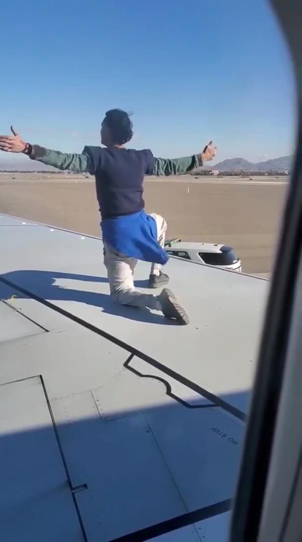 男子突爬上待飛航班機翼 向乘客擺甫士兼試爬翼尖險象環生