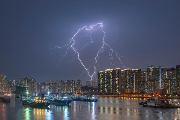 港人Albert Chan Kam Wing在香港藍巴勒海峽拍攝的閃電照片「Heartbeat」