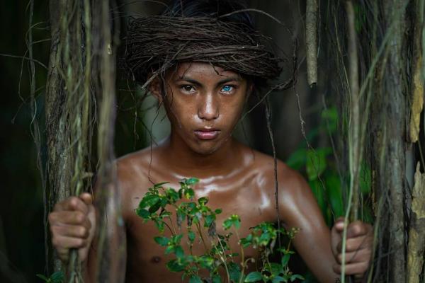 印尼部落人擁極美藍眼睛 網民讚夢幻 原來與罕見遺傳病有關