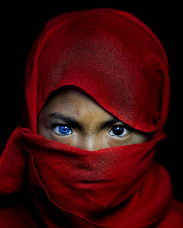 印尼部落人擁極美藍眼睛 網民讚夢幻 原來與罕見遺傳病有關