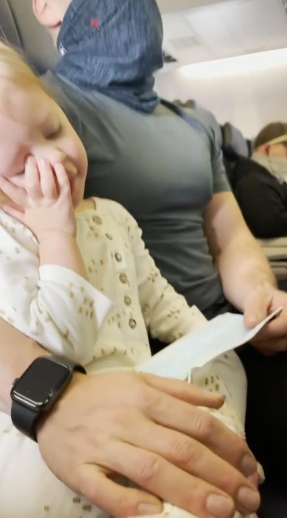 2歲女兒飛機上不肯戴口罩 媽媽哭訴全家遭趕落機兼永久禁搭