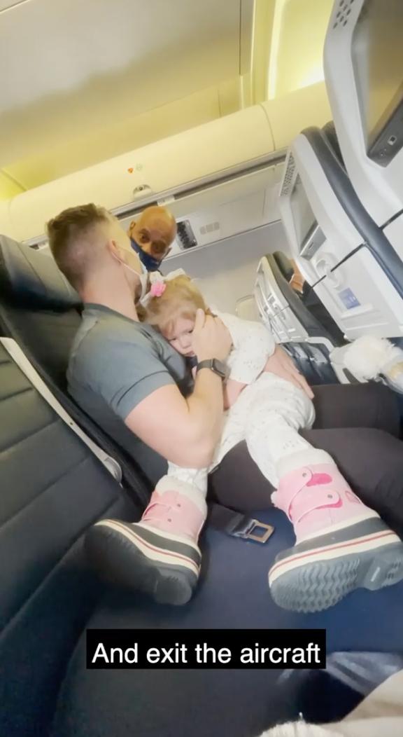 2歲女兒飛機上不肯戴口罩 媽媽哭訴全家遭趕落機兼永久禁搭