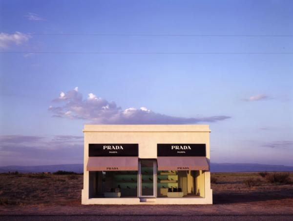 世界上最偏僻的Prada店 12萬美金打造、曾被洗劫一空？