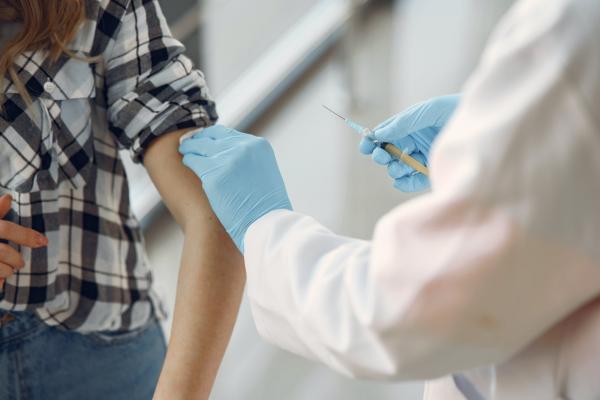 英國逾2500人自願為疫苗做人體實驗 無悔染疫：若要死就光榮地死去