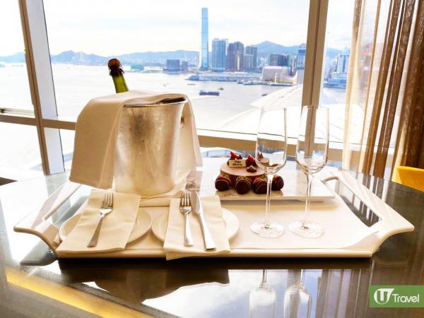 萬麗海景酒店 (Renaissance Harbour View Hotel Hong Kong) 房內享用1支汽泡酒和草莓朱古力