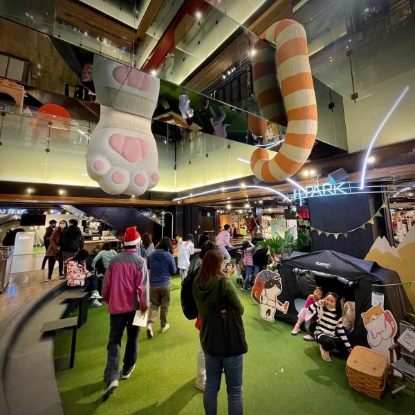 金典綠園道商場 台中商場限時貓主題展覽 超巨型懶貓／粉紅色肉球！
