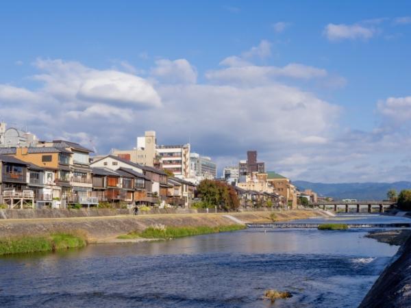 京都鴨川河水突然染成血紅色 由污水渠排出大量紅色不明液體