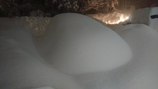 寒流吹襲積雪埋滿窗外變天然雪櫃 日本網民直接挖洞雪啤酒：苦中作樂