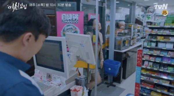 韓劇《女神降臨》驚現簡體字植入式廣告 韓網民﹕「彷彿在看內地劇」
