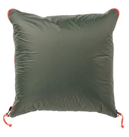 露營超方便！台灣IKEA大熱可穿式枕頭 枕頭一秒攤開穿上身成棉被