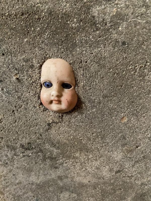 美國新居驚見地下室牆露出娃娃頭 挖出玩偶隨時發意外之財？