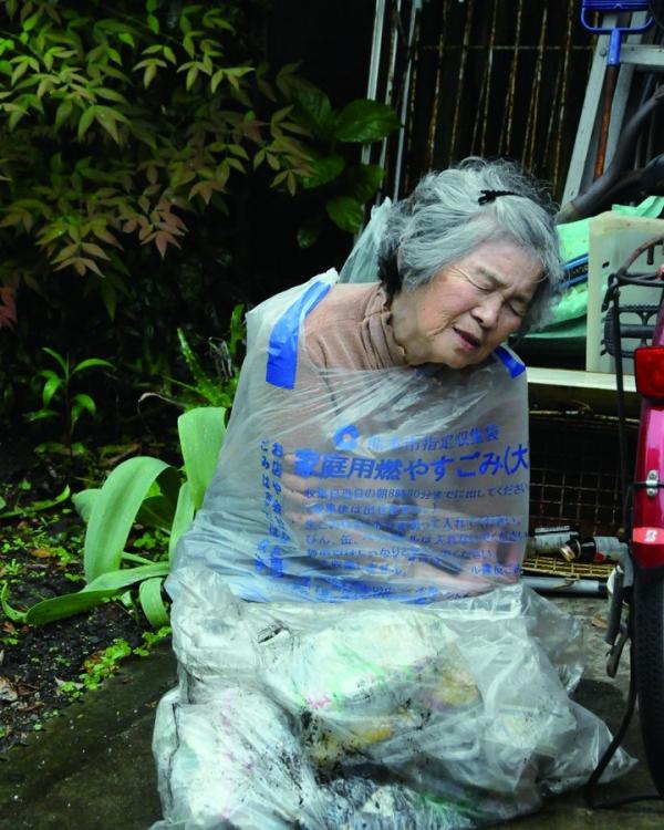 91歲日本婆婆學攝影大玩趣怪P圖 嚇到網友以為婆婆受虐
