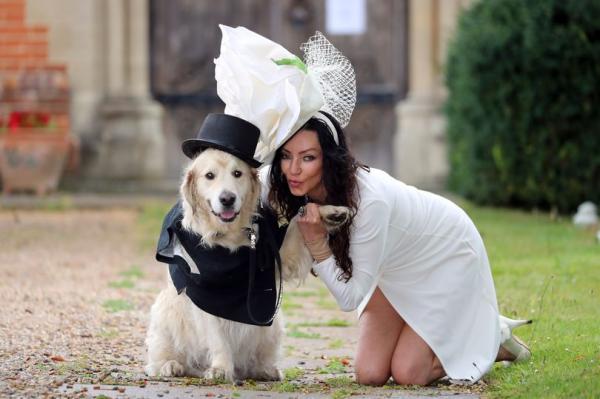 英國模特兒與愛犬結婚 曾約會220多次/被棄婚後不相信愛情