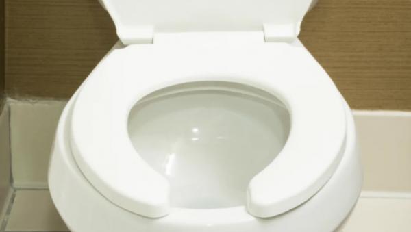 U型廁板缺口設計引熱議 網民：一直以為為男生而設