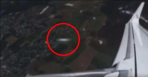 事發時飛機引擎傳來巨響 旅客拍到UFO險撞飛機一刻