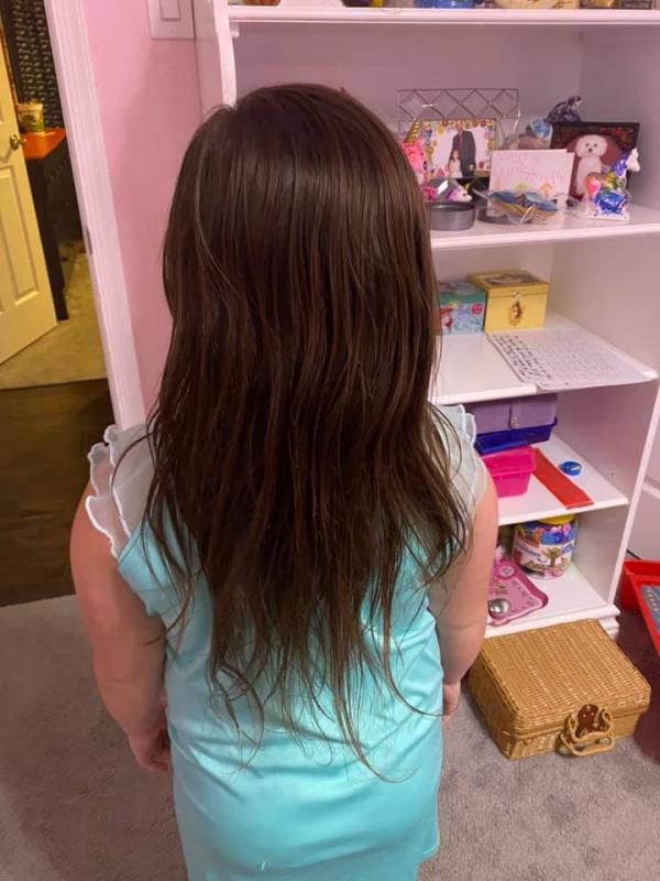 美國6歲女孩頭髮意外纏滿150個黏貼球 媽媽怕剪髮令女兒傷心 花20小時逐一解開