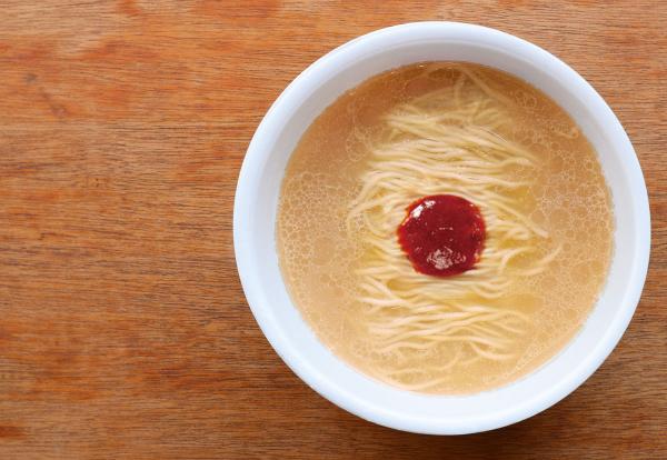 日本一蘭首次推出杯麵裝 還原彈牙細麵、豚骨湯底及秘製辣醬