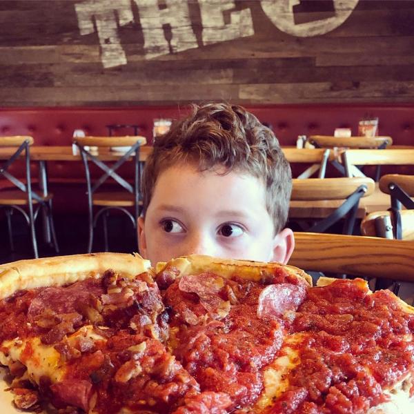 尷尬而不失禮貌微笑男孩背後有故事? 最強表情包紅出國際擁340萬粉絲